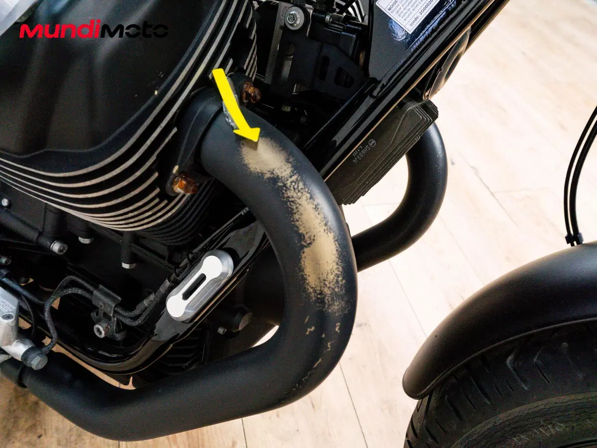 Moto Guzzi V9 Bobber (2016 - 18) (14)