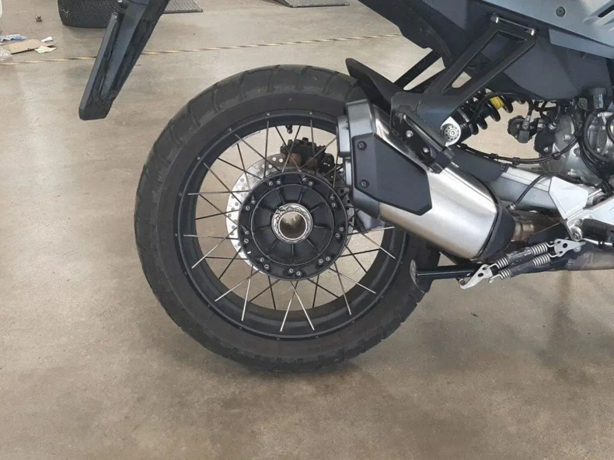 Moto Guzzi Stelvio (2024 - 26) (9)