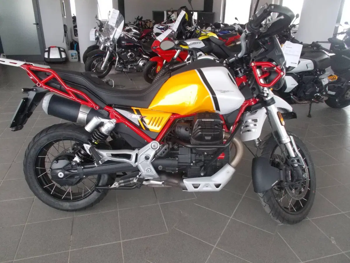 Moto Guzzi V85 TT Evocative Graphics (2021 - 23) (2)