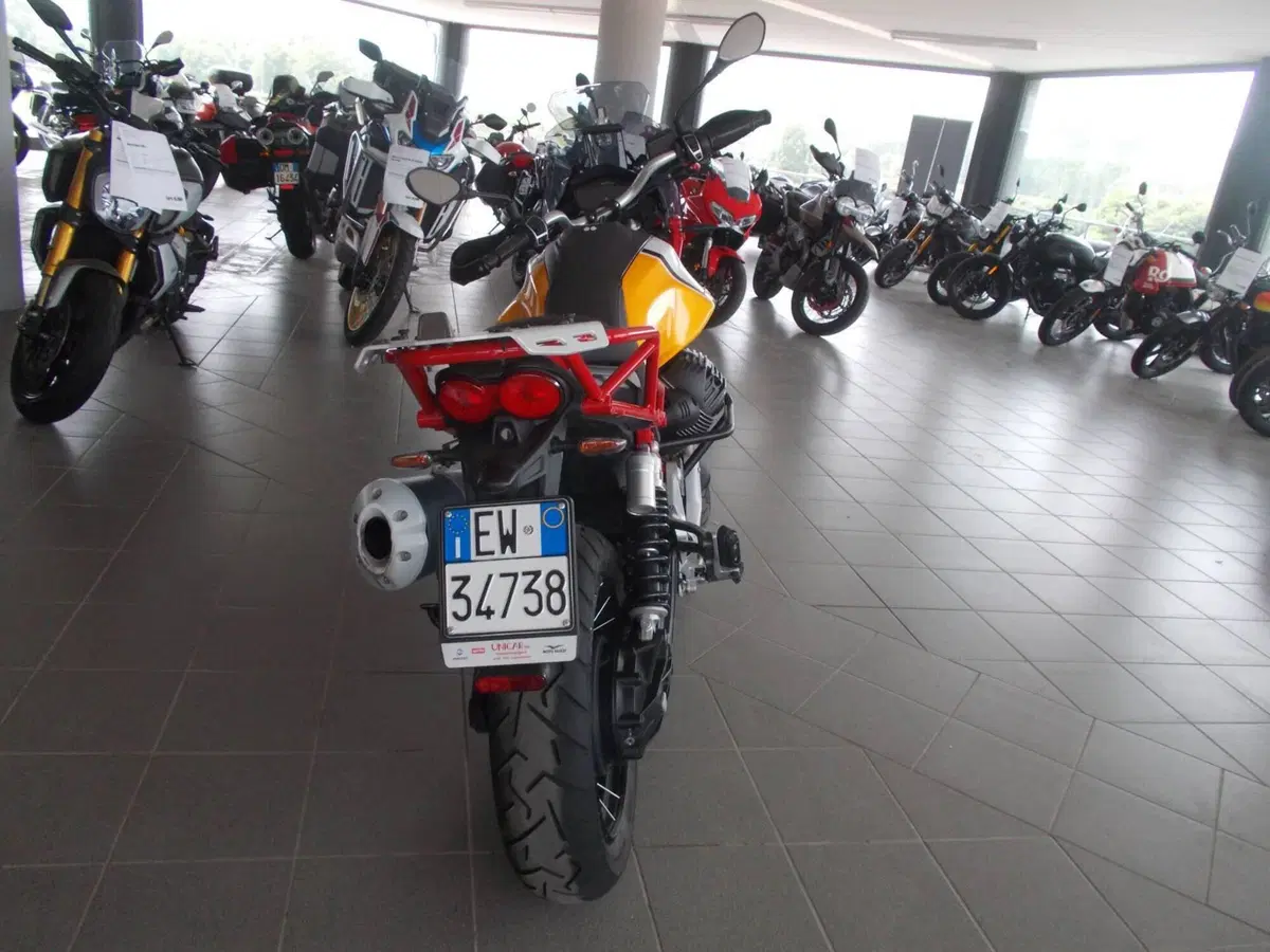 Moto Guzzi V85 TT Evocative Graphics (2021 - 23) (3)