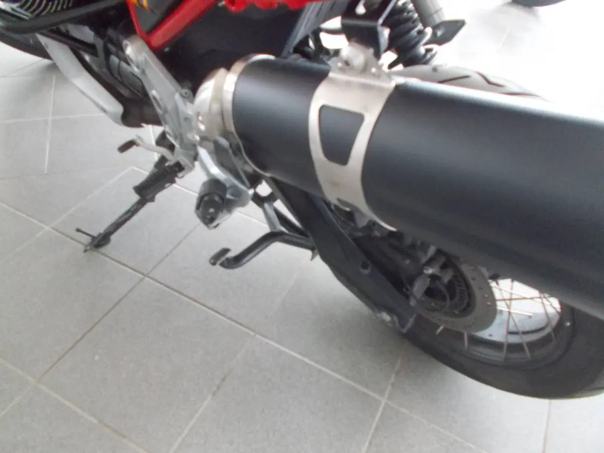 Moto Guzzi V85 TT Evocative Graphics (2021 - 23) (4)