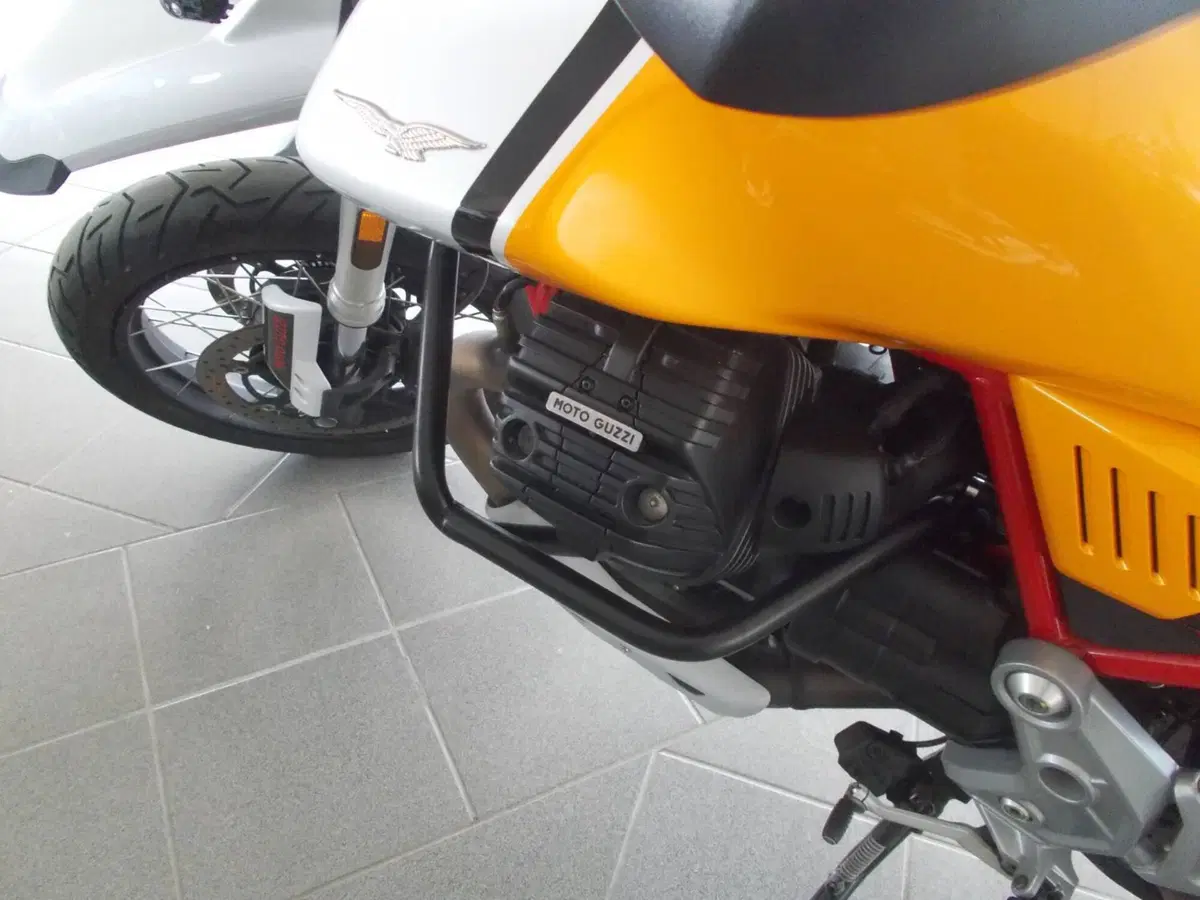 Moto Guzzi V85 TT Evocative Graphics (2021 - 23) (5)