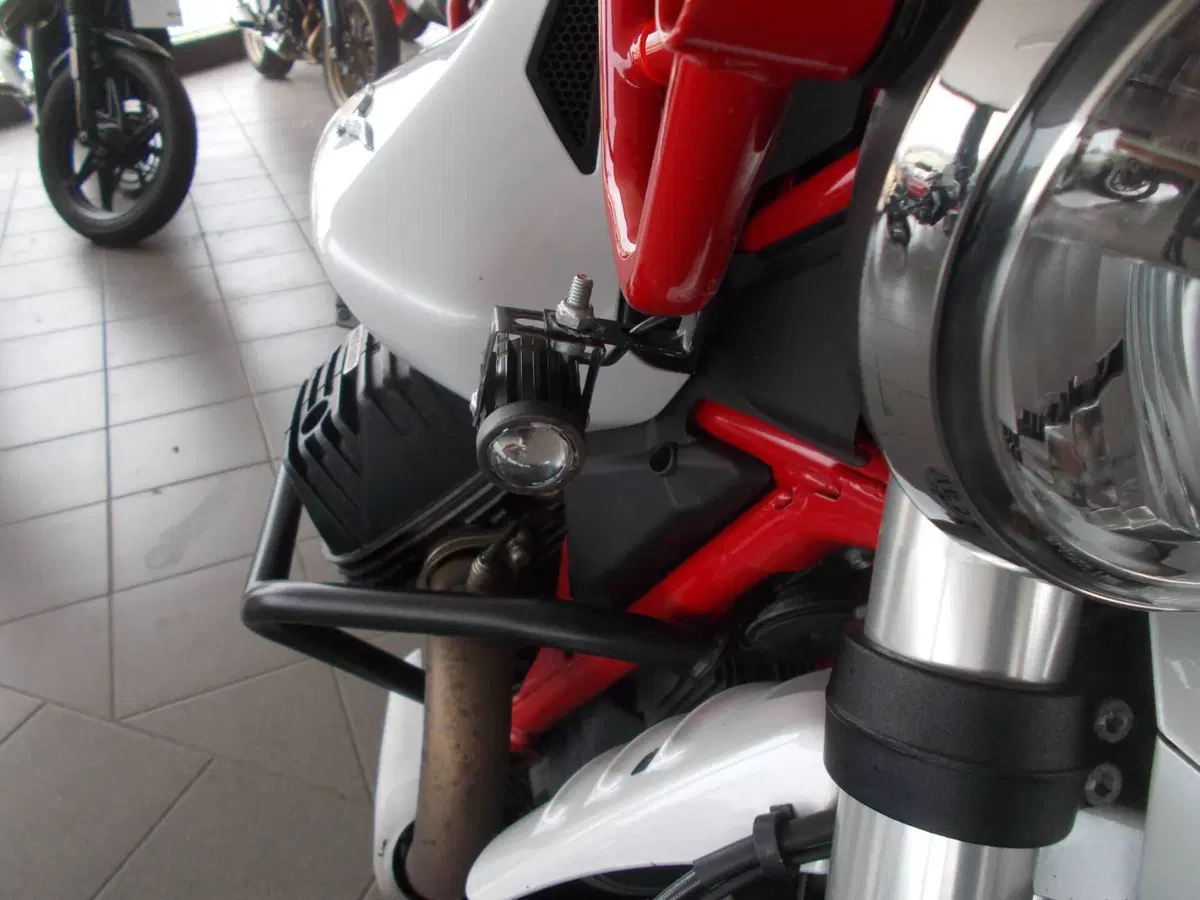 Moto Guzzi V85 TT Evocative Graphics (2021 - 23) (6)