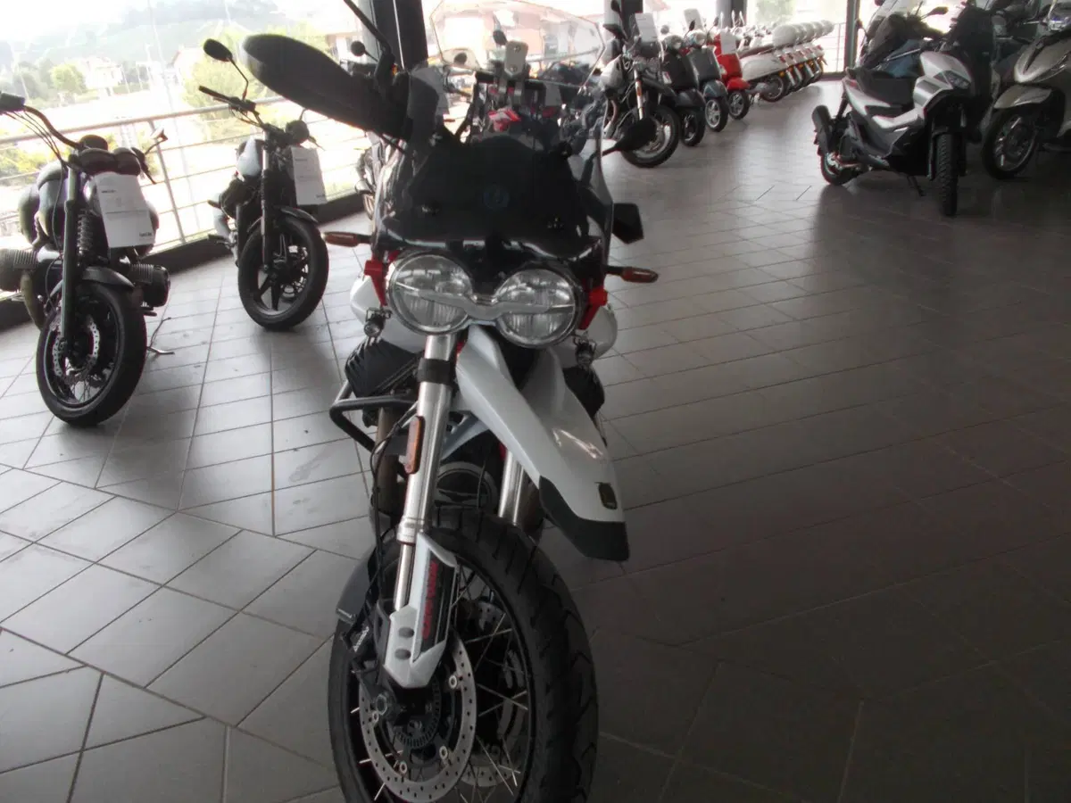 Moto Guzzi V85 TT Evocative Graphics (2021 - 23) (7)