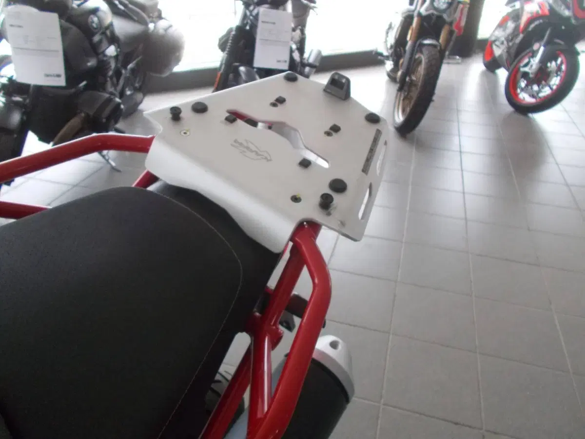 Moto Guzzi V85 TT Evocative Graphics (2021 - 23) (8)