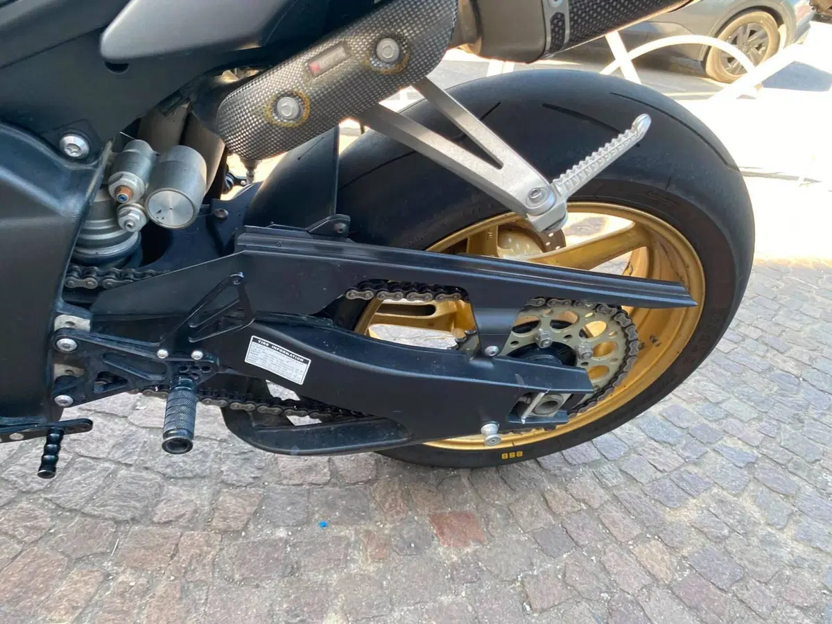 Yamaha YZF R1 (2009 - 11) (7)