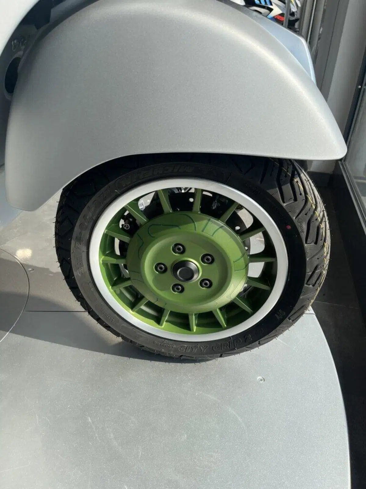 Vespa GTS 310 80th (2026) (2)