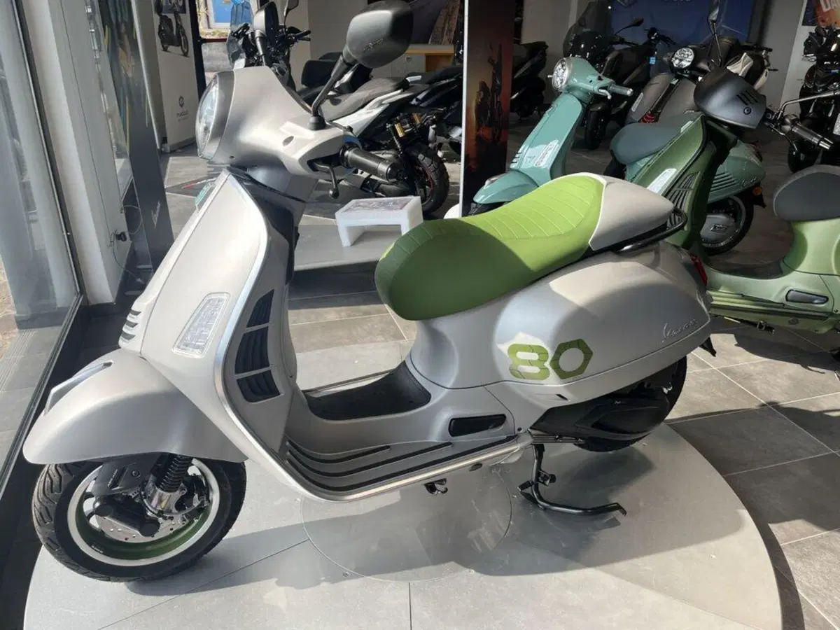 Vespa GTS 310 80th (2026) (3)