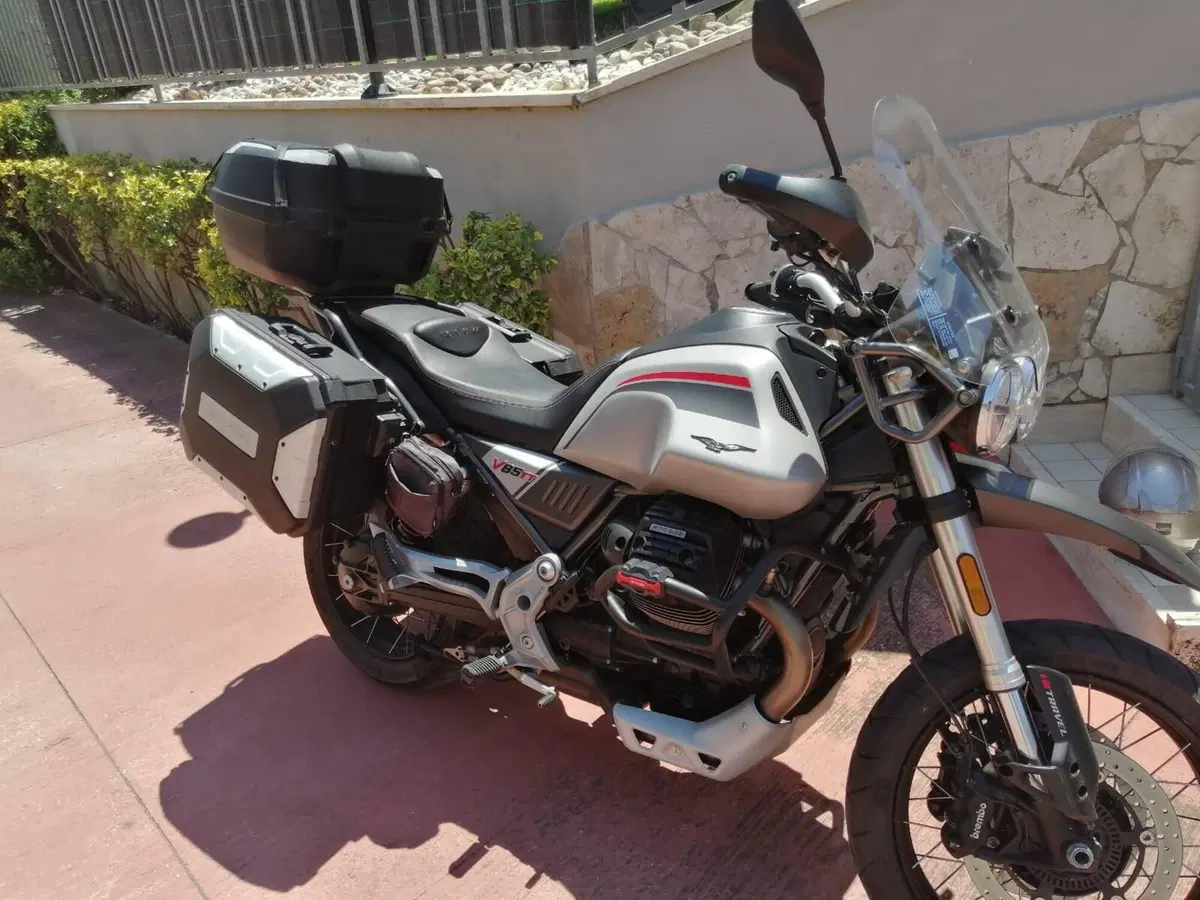 Moto Guzzi V85 TT Travel (2021 - 23) (2)