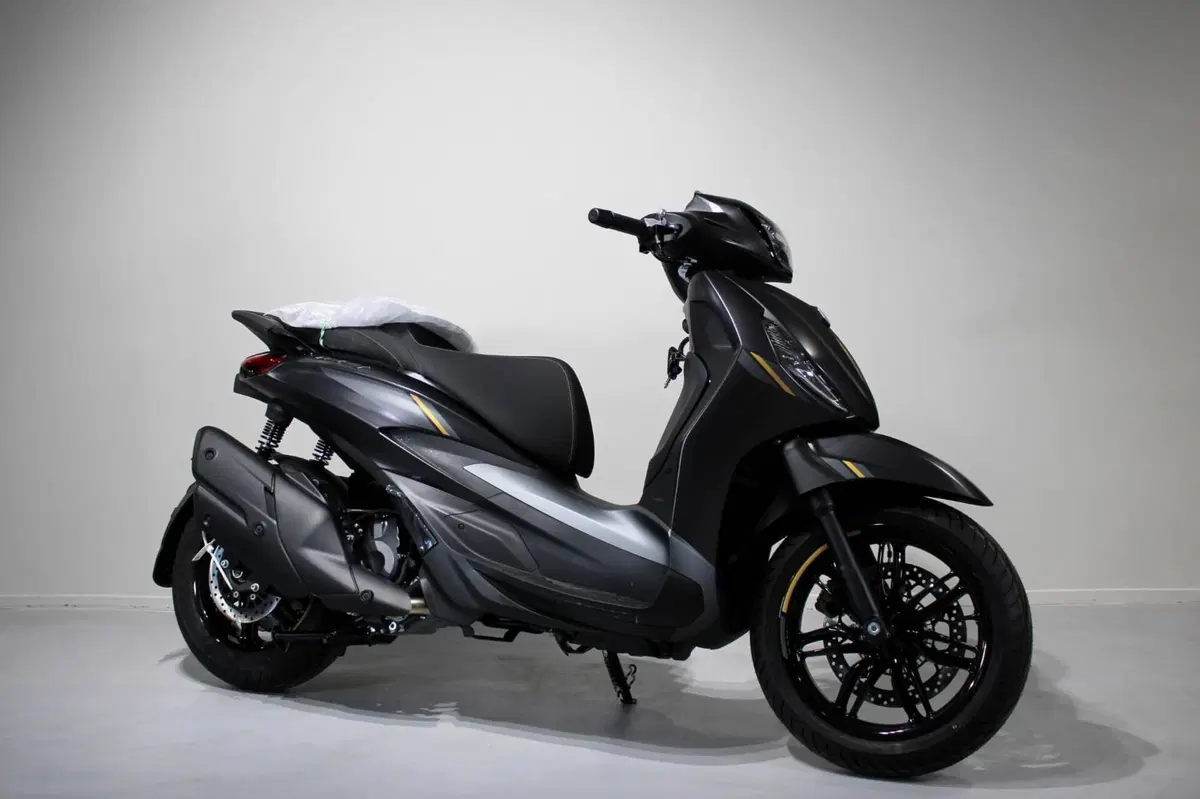 Piaggio Beverly 400 25th Anniversary (2026) (2)
