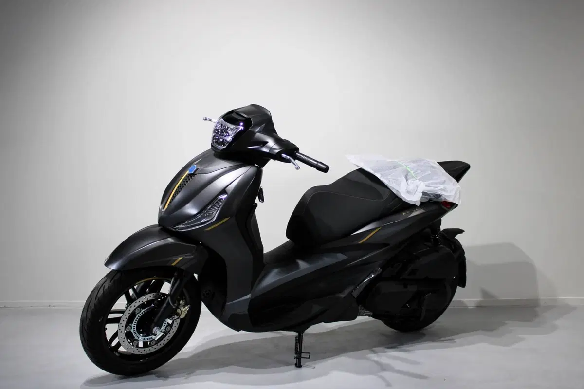 Piaggio Beverly 400 25th Anniversary (2026) (3)