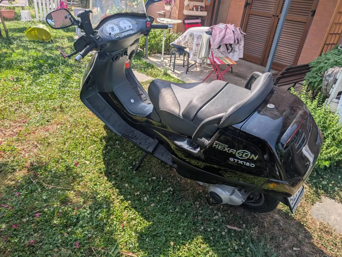 Piaggio Super Hexagon GTX 180 (2)