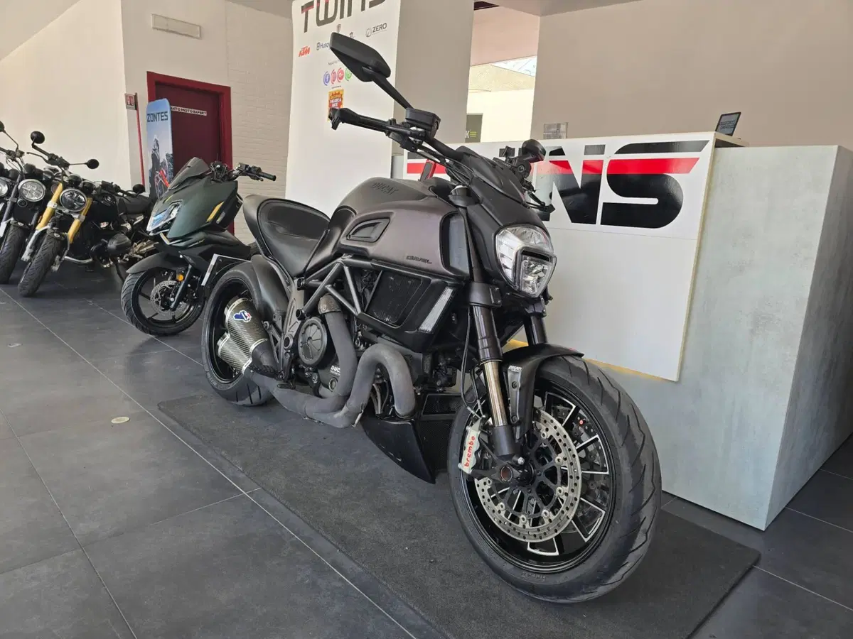 Ducati Diavel 1200 Dark (2012 - 13) (2)