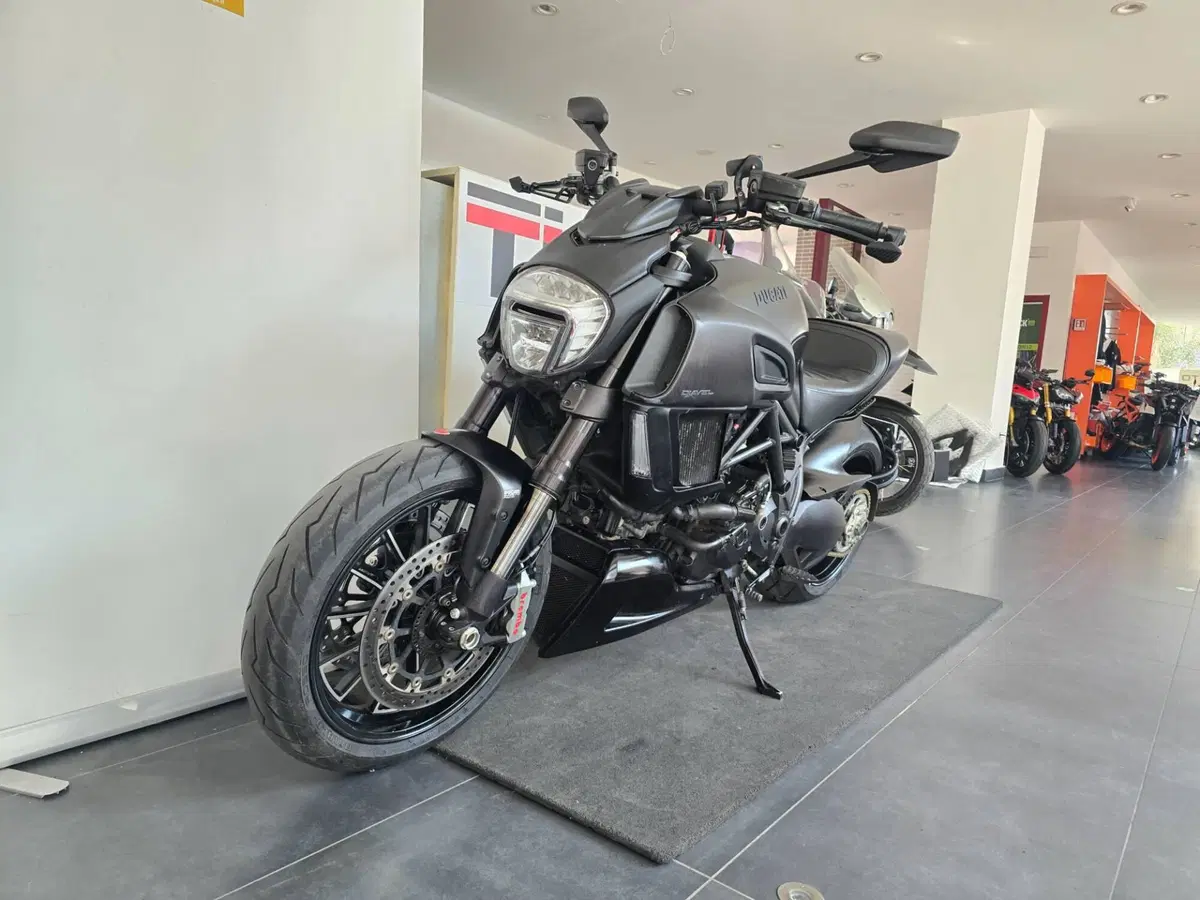 Ducati Diavel 1200 Dark (2012 - 13) (4)