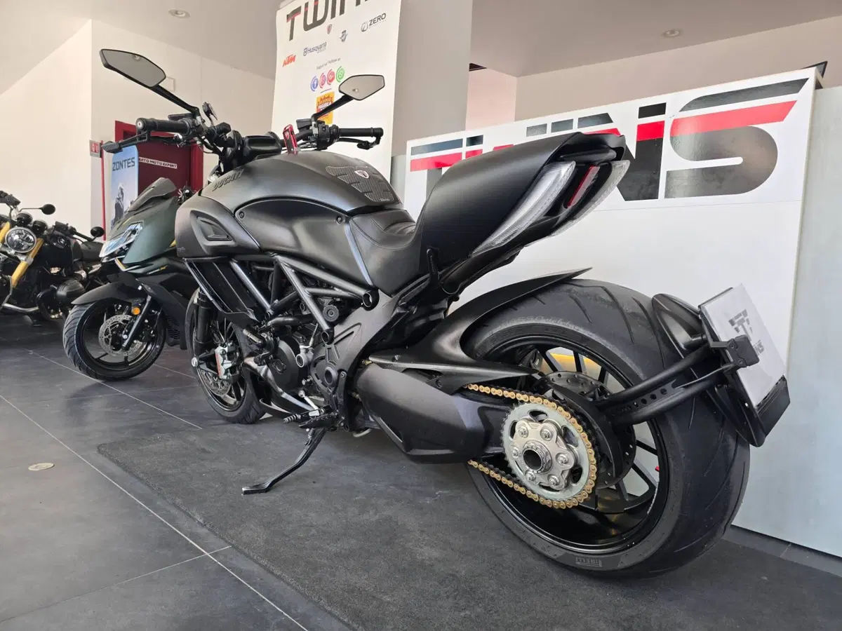 Ducati Diavel 1200 Dark (2012 - 13) (6)