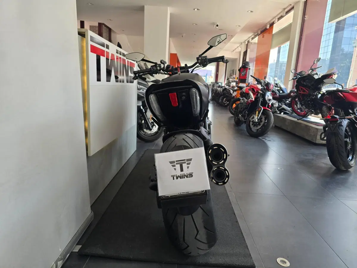 Ducati Diavel 1200 Dark (2012 - 13) (7)