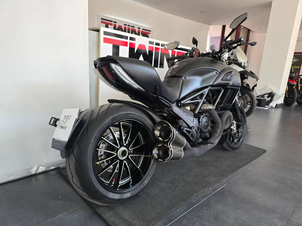 Ducati Diavel 1200 Dark (2012 - 13) (8)