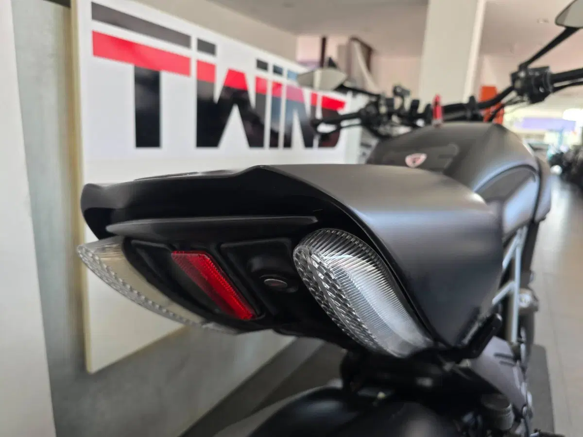 Ducati Diavel 1200 Dark (2012 - 13) (9)