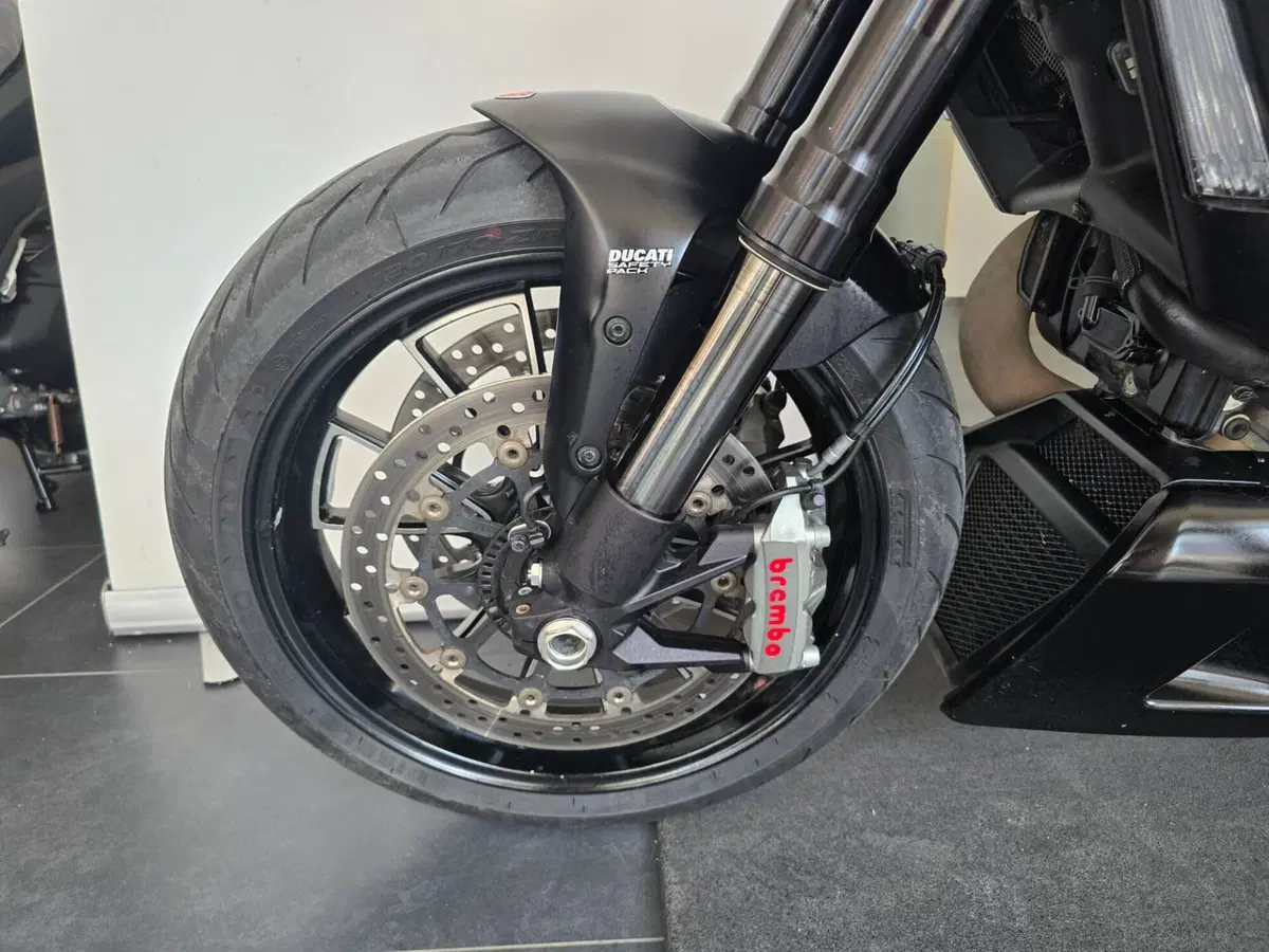 Ducati Diavel 1200 Dark (2012 - 13) (10)