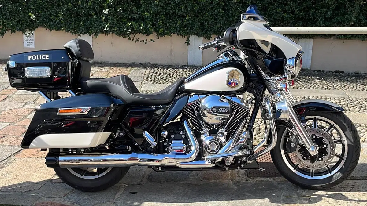 Harley-Davidson Electra Glide Police (2015 - 16) - FLHTP (2)