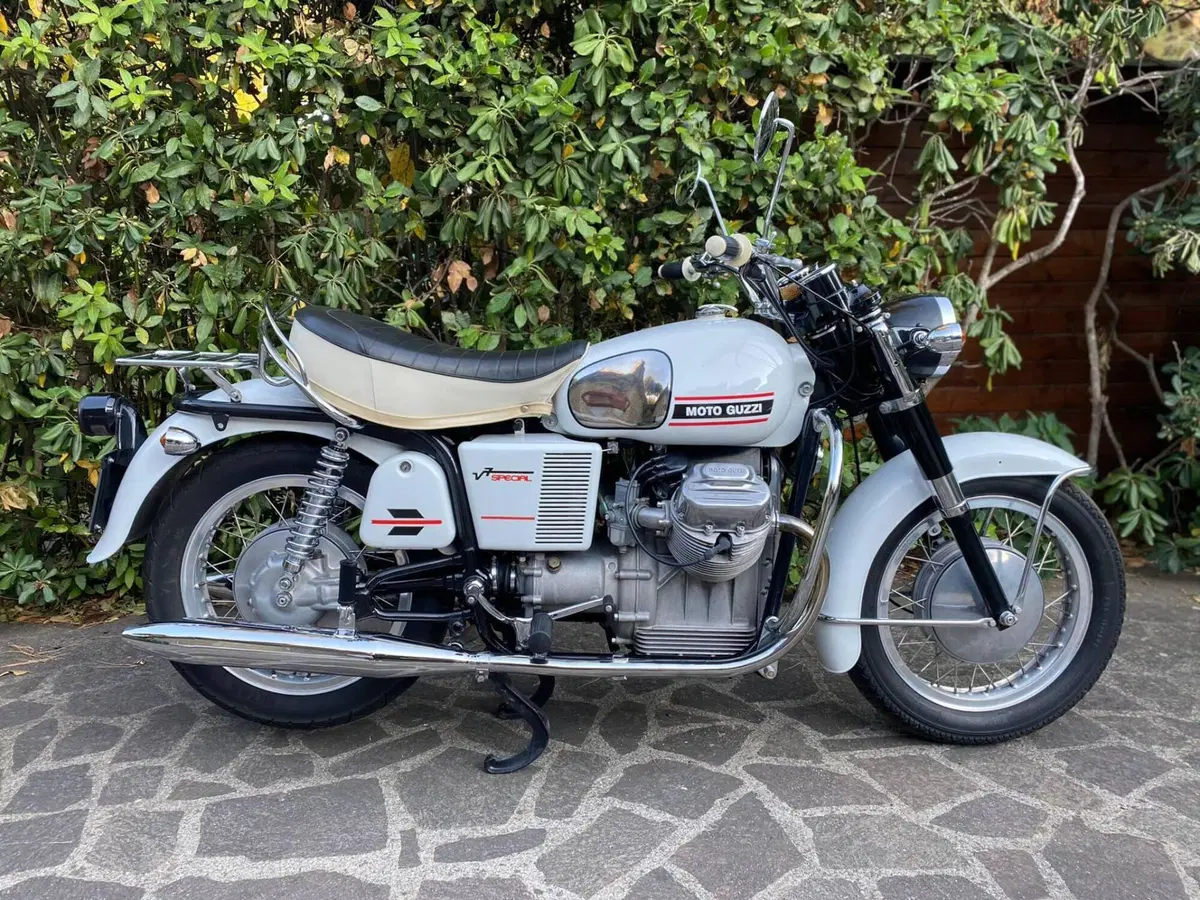 Moto Guzzi V7 special 