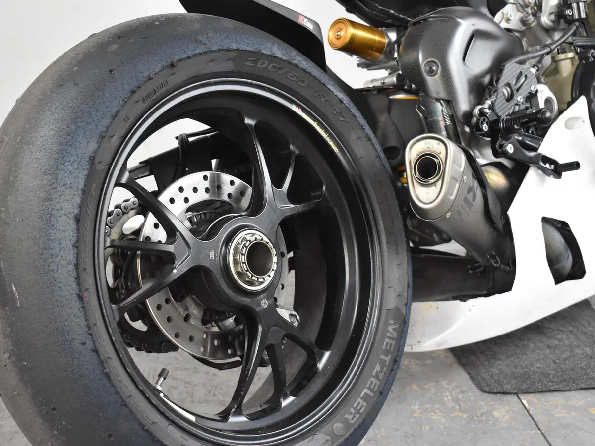 Ducati Panigale V4 S 1100 (2021) (8)