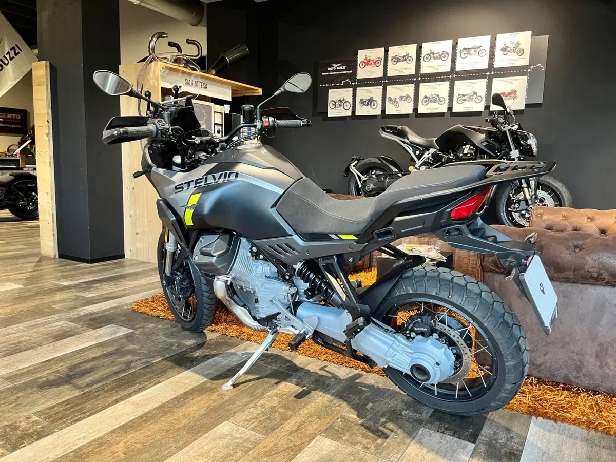 Moto Guzzi Stelvio (2024 - 26) (4)