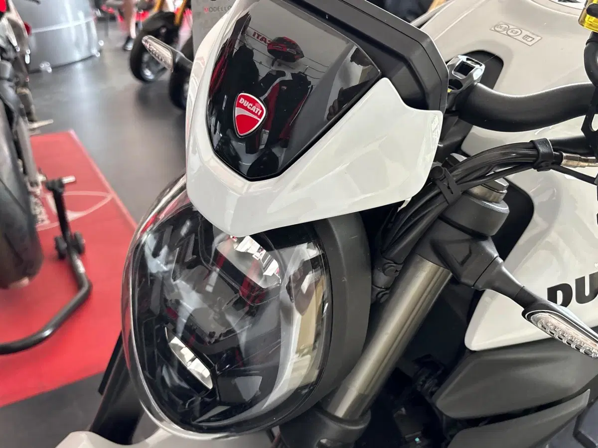 Ducati Monster 890 + (2026) (9)