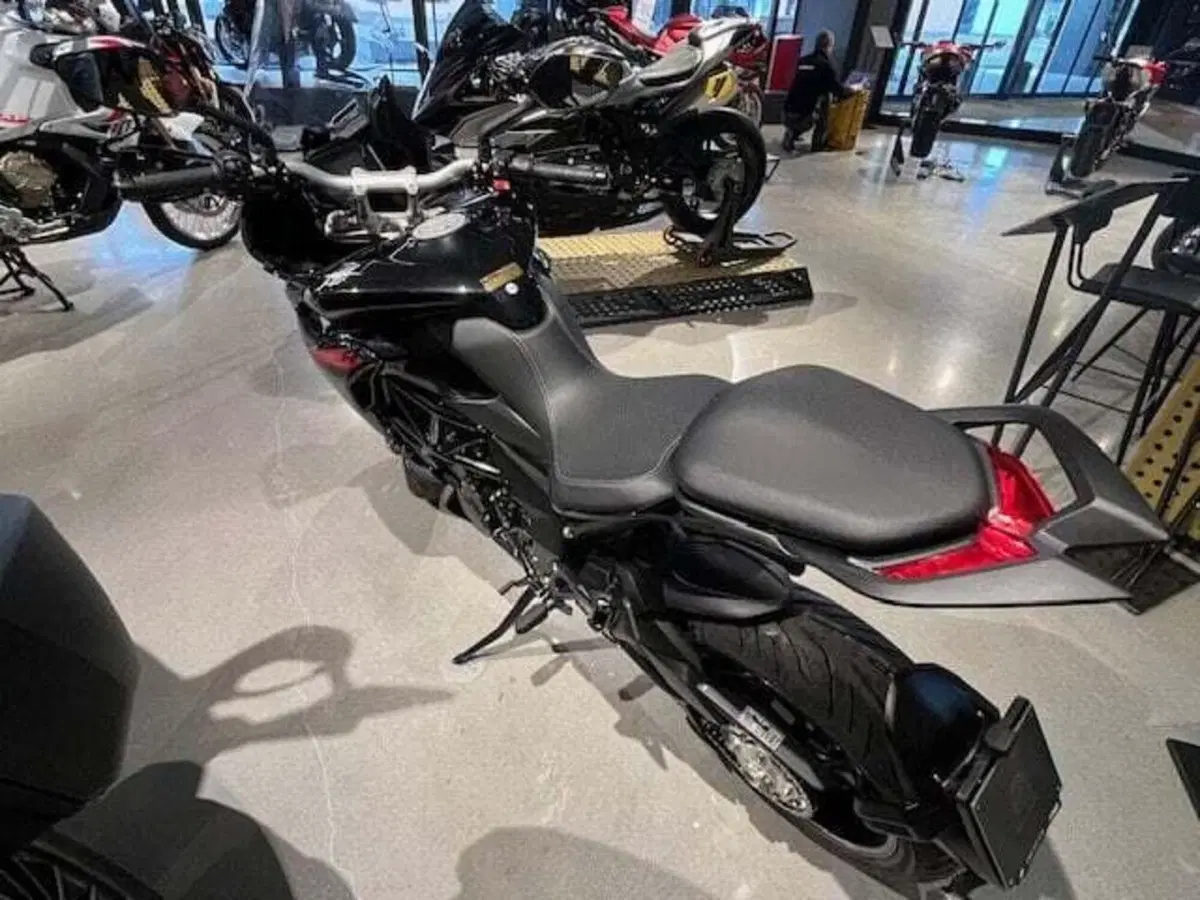 MV Agusta Turismo Veloce 800 R (2023 - 26) (13)