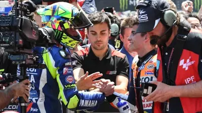 MotoGP 2026. Vi ricordate la stretta di mano post 2015 fra Valentino Rossi e Marc M&aacute;rquez, con relativa tregua durata quasi due anni? [VIDEO]
