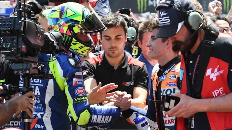 MotoGP 2026. Vi ricordate la stretta di mano post 2015 fra Valentino Rossi e Marc M&aacute;rquez, con relativa tregua durata quasi due anni? [VIDEO]