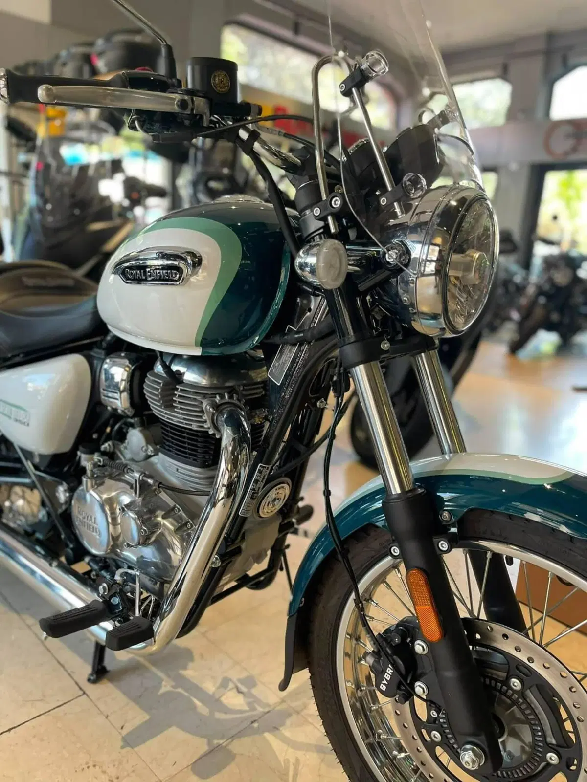 Royal Enfield Meteor 350 Aurora (2024 - 26) (2)