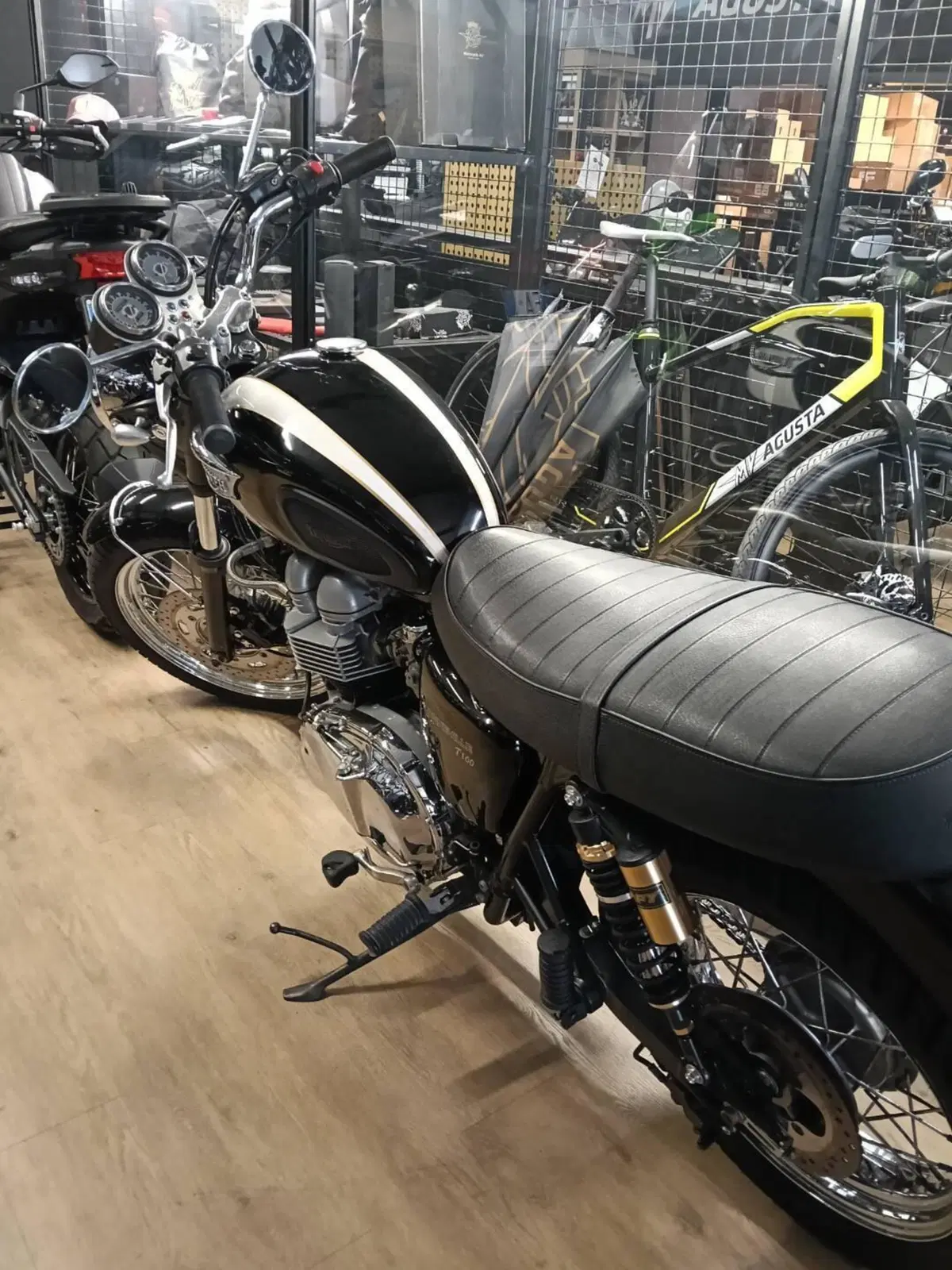 Triumph Bonneville T100 (2001 - 07) (2)
