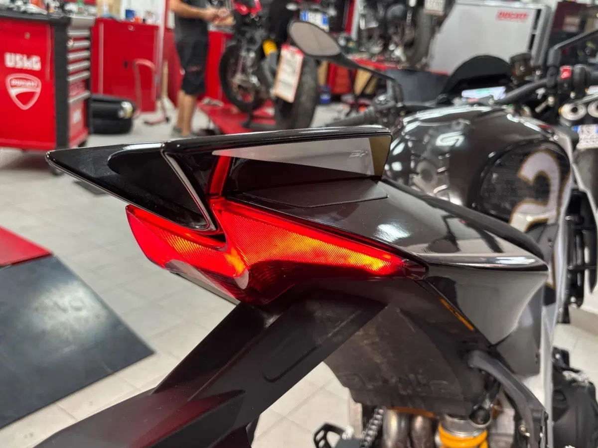 Aprilia Tuono V4 Factory (2025 - 26) (4)