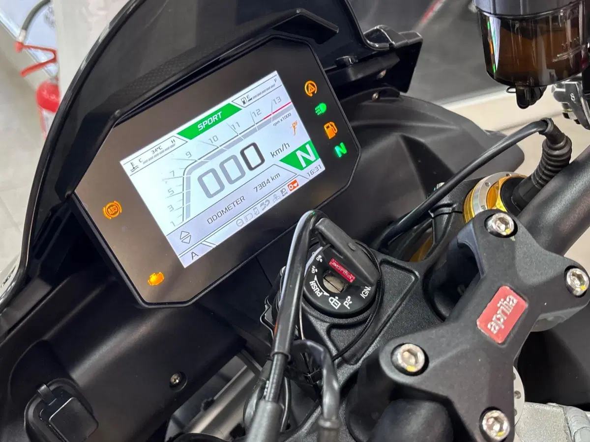 Aprilia Tuono V4 Factory (2025 - 26) (5)