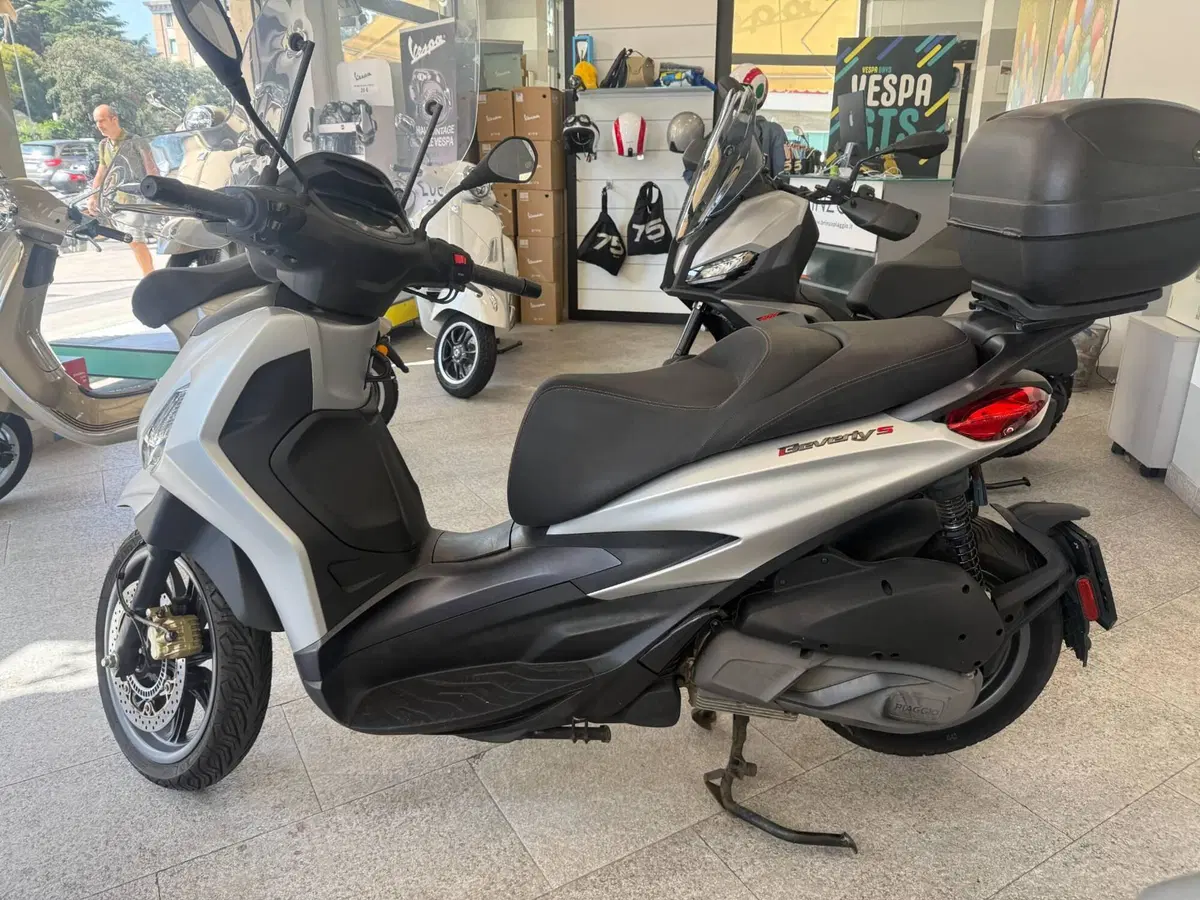 Piaggio Beverly 300 S ABS-ASR (2021 - 25) (2)
