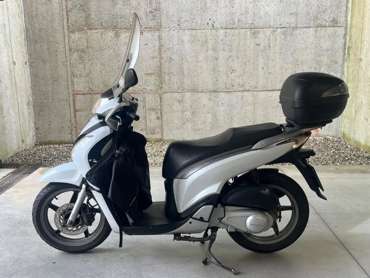 Honda SH 150i (2009 - 12) (2)