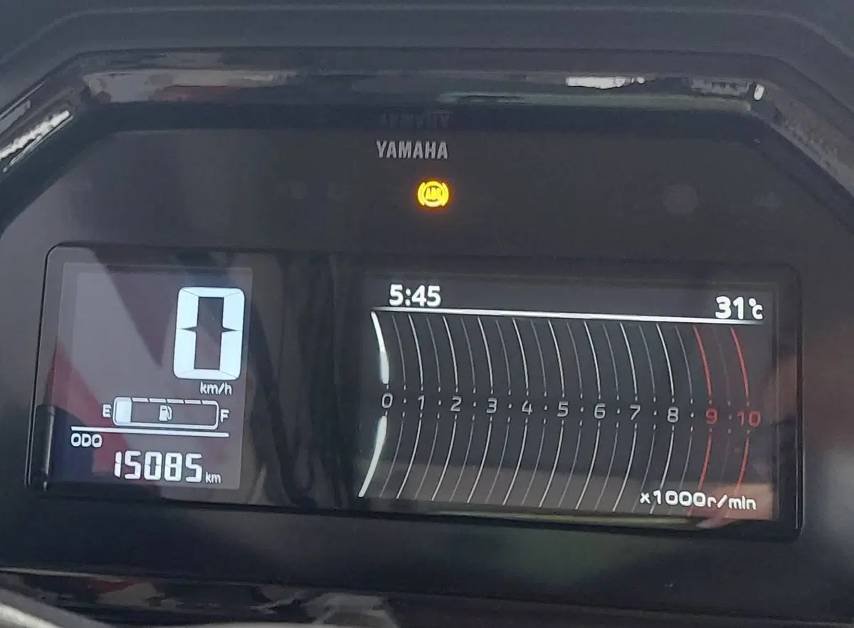 Yamaha X-Max 300 Tech Max (2025 - 26) (4)