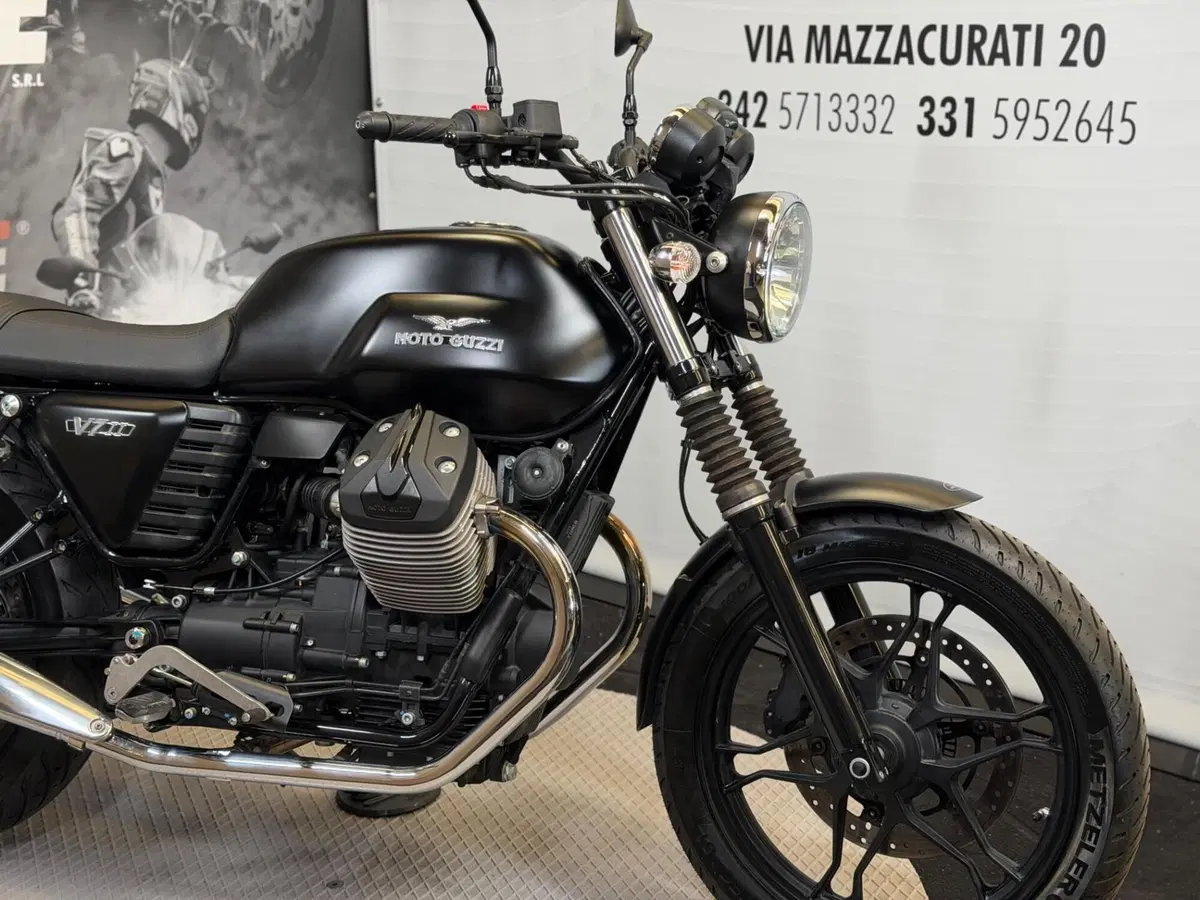 Moto Guzzi V7 II Stone (2015 - 17) (2)