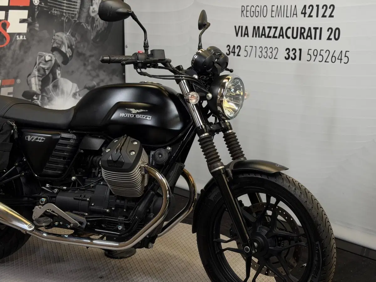 Moto Guzzi V7 II Stone (2015 - 17) (4)