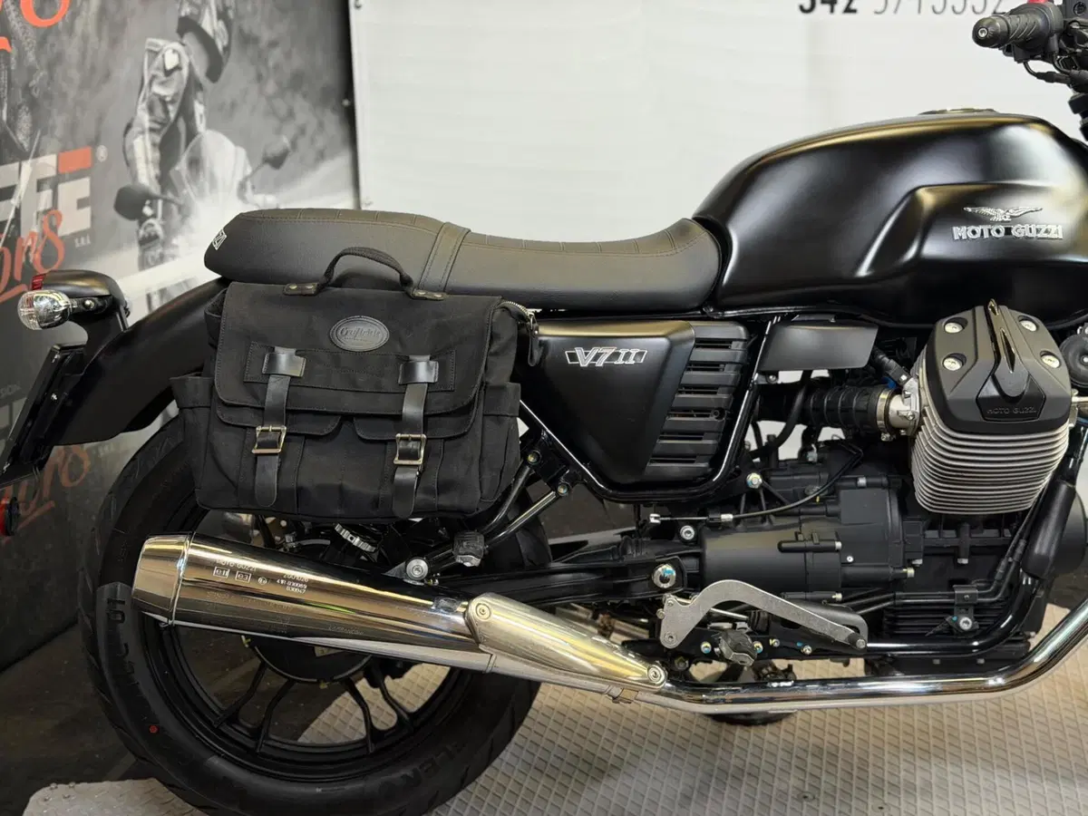 Moto Guzzi V7 II Stone (2015 - 17) (5)