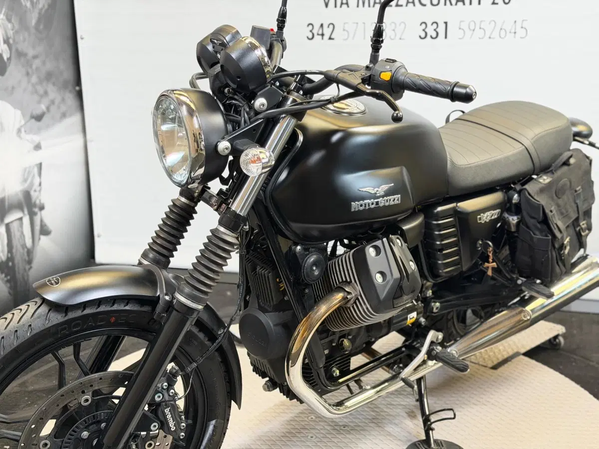 Moto Guzzi V7 II Stone (2015 - 17) (8)