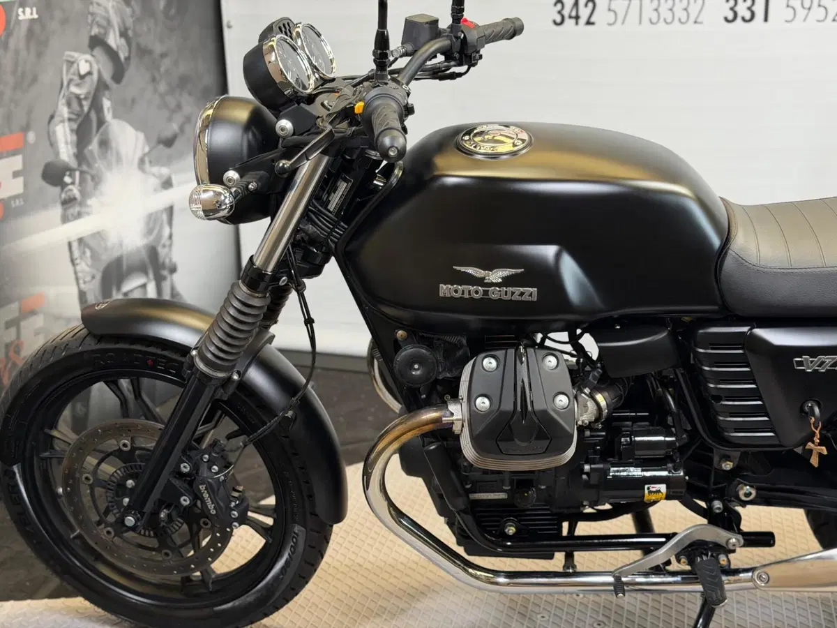 Moto Guzzi V7 II Stone (2015 - 17) (10)