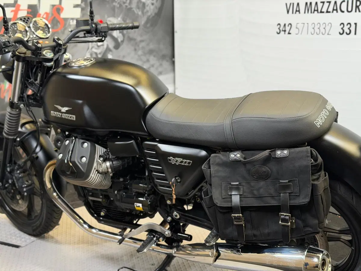 Moto Guzzi V7 II Stone (2015 - 17) (11)