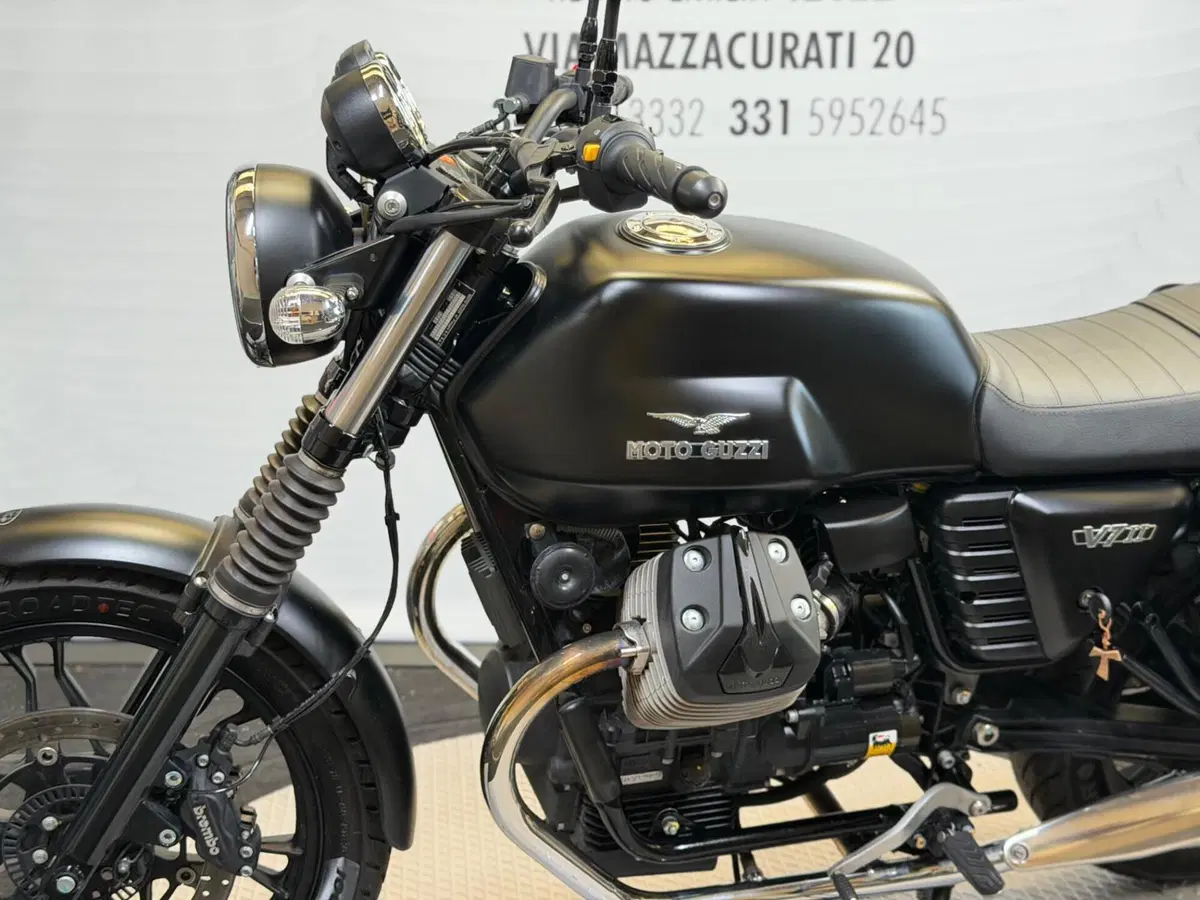 Moto Guzzi V7 II Stone (2015 - 17) (12)