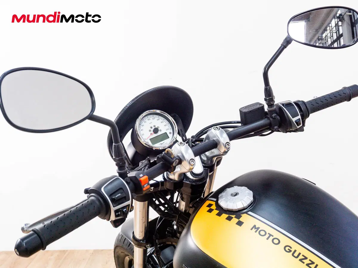 Moto Guzzi V9 Bobber (2016 - 18) (11)