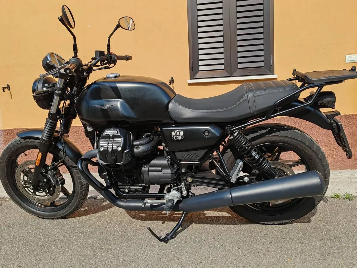 Moto Guzzi V7 Stone (2021 - 24) (3)
