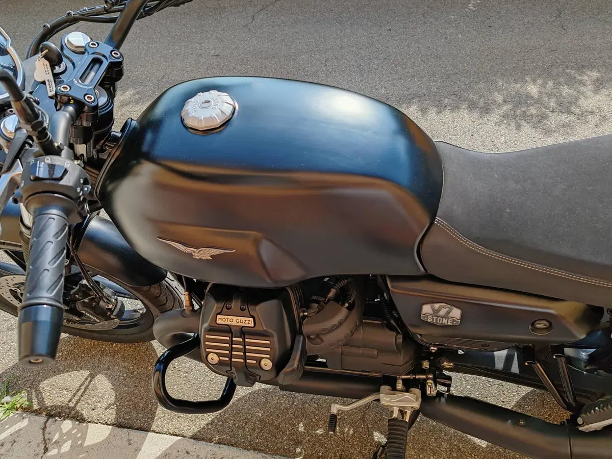 Moto Guzzi V7 Stone (2021 - 24) (4)