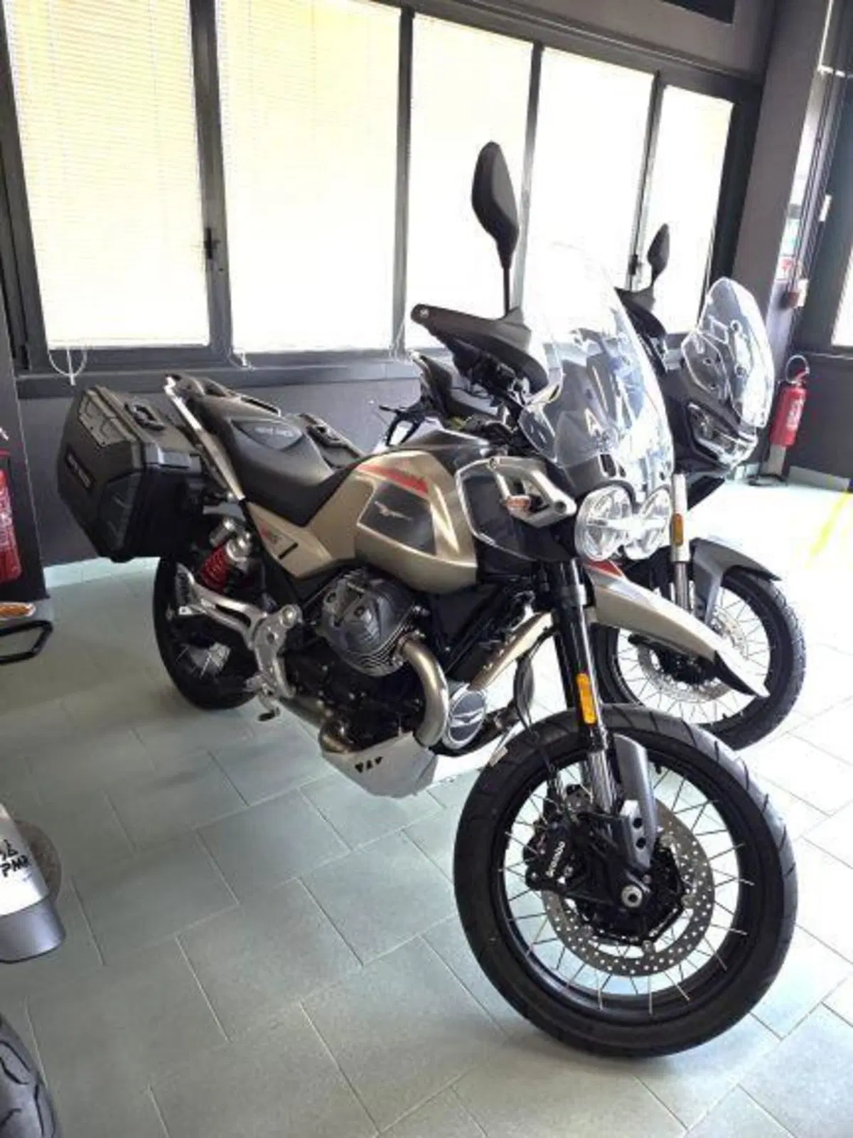 Moto Guzzi V85 TT (2024 - 26) (2)