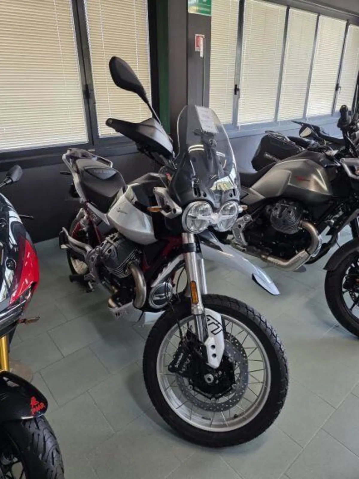 Moto Guzzi V85 TT (2024 - 26) (4)